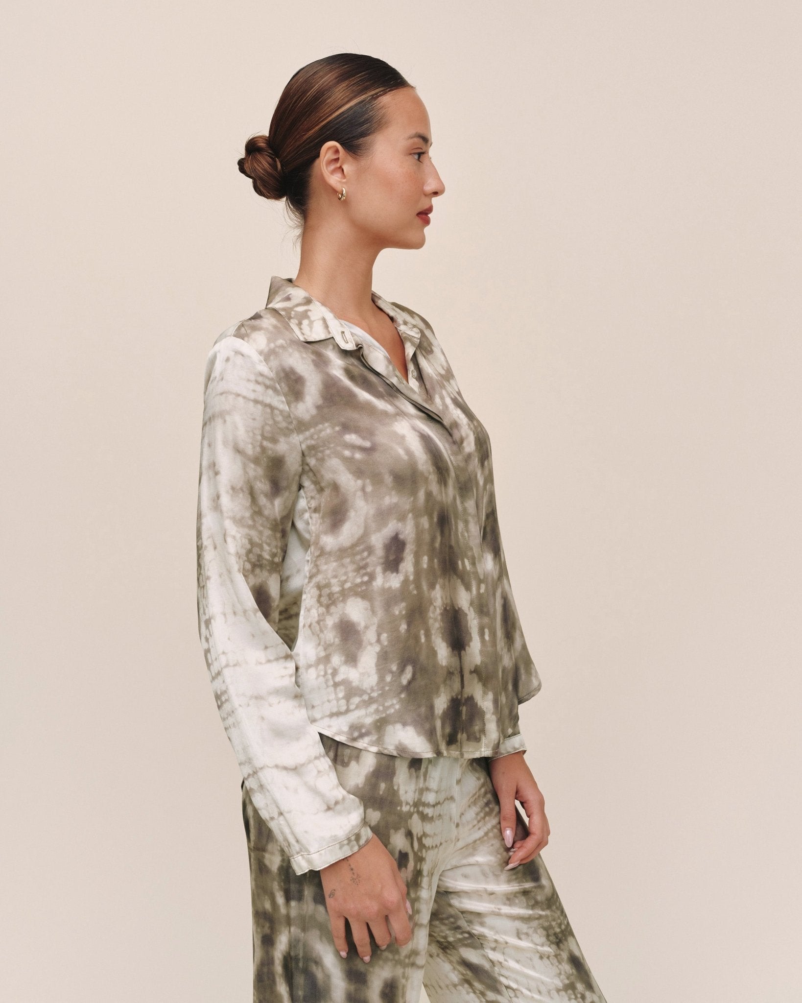 Bella Dahl Clean Hidden Placket Shirt - Sage Snake Print