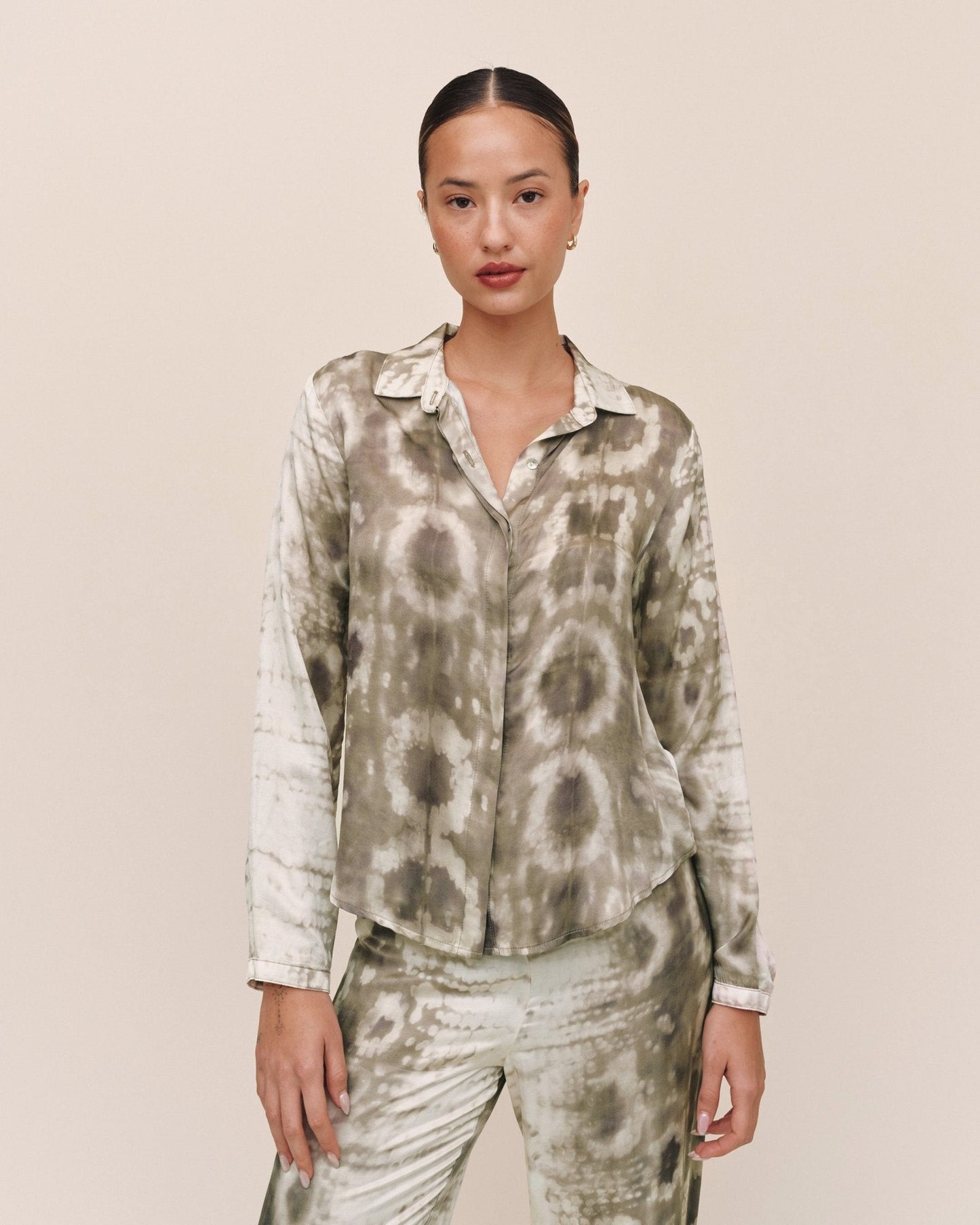Bella Dahl Clean Hidden Placket Shirt - Sage Snake Print