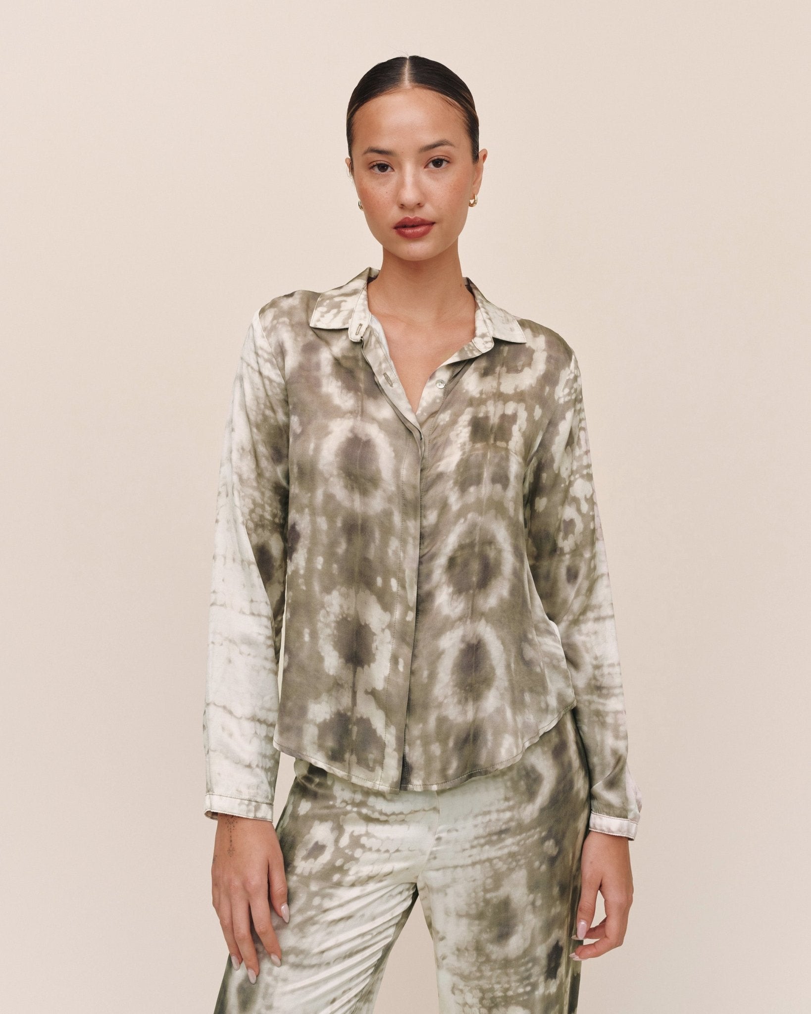 Bella Dahl Clean Hidden Placket Shirt - Sage Snake Print
