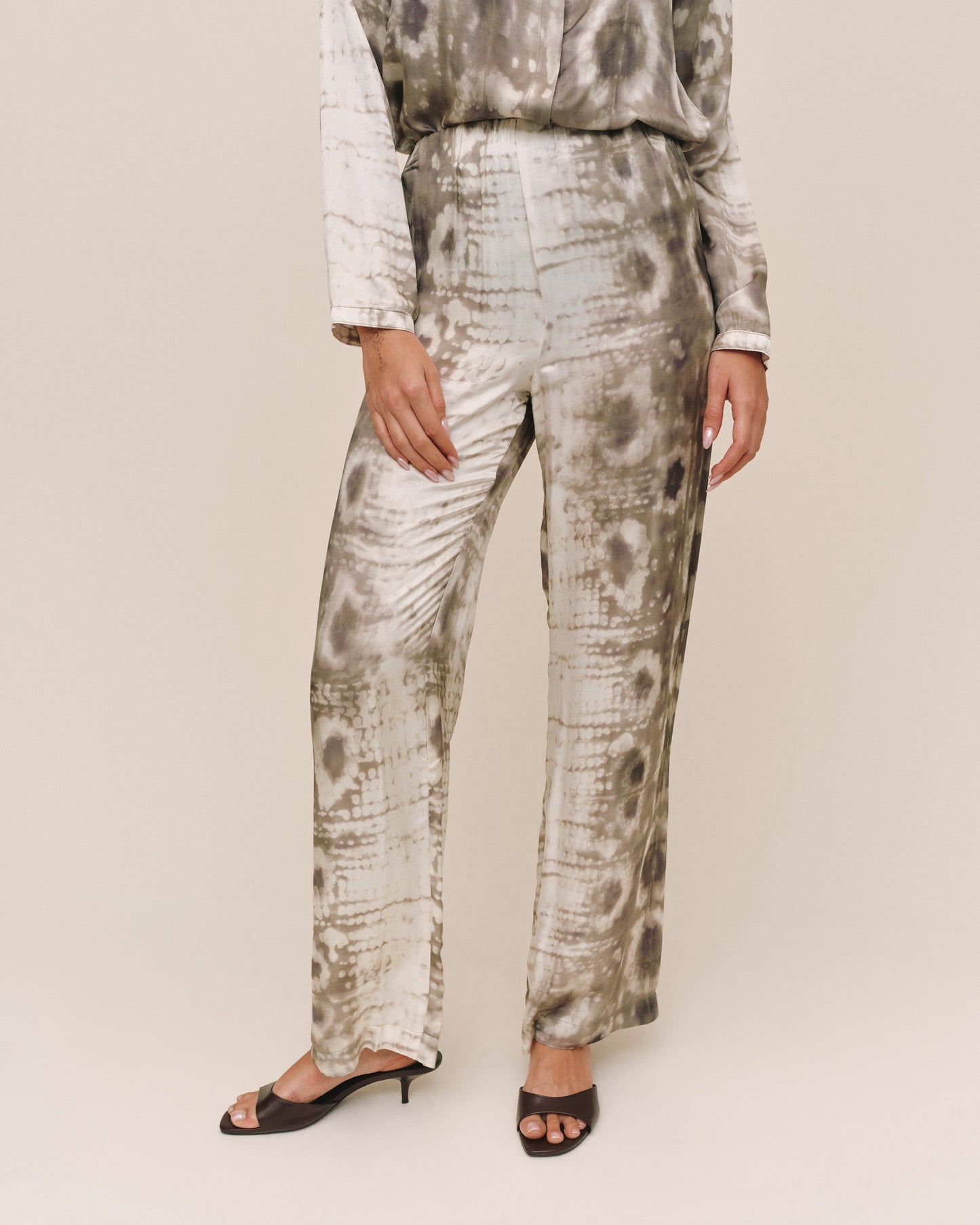 Bella Dahl No Side Seam Clean Waist Wide Leg - Sage Snake Print