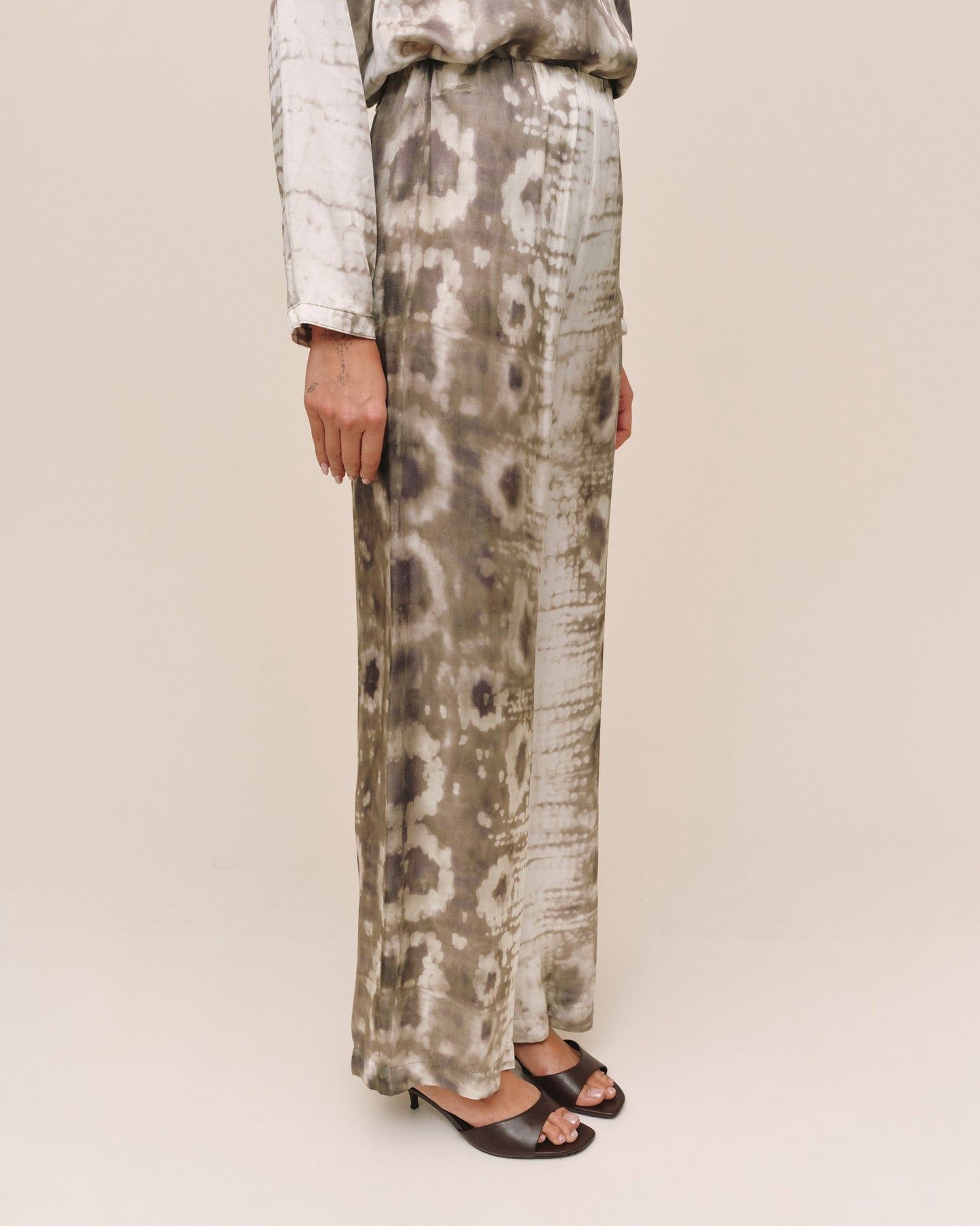 Bella Dahl No Side Seam Clean Waist Wide Leg - Sage Snake Print