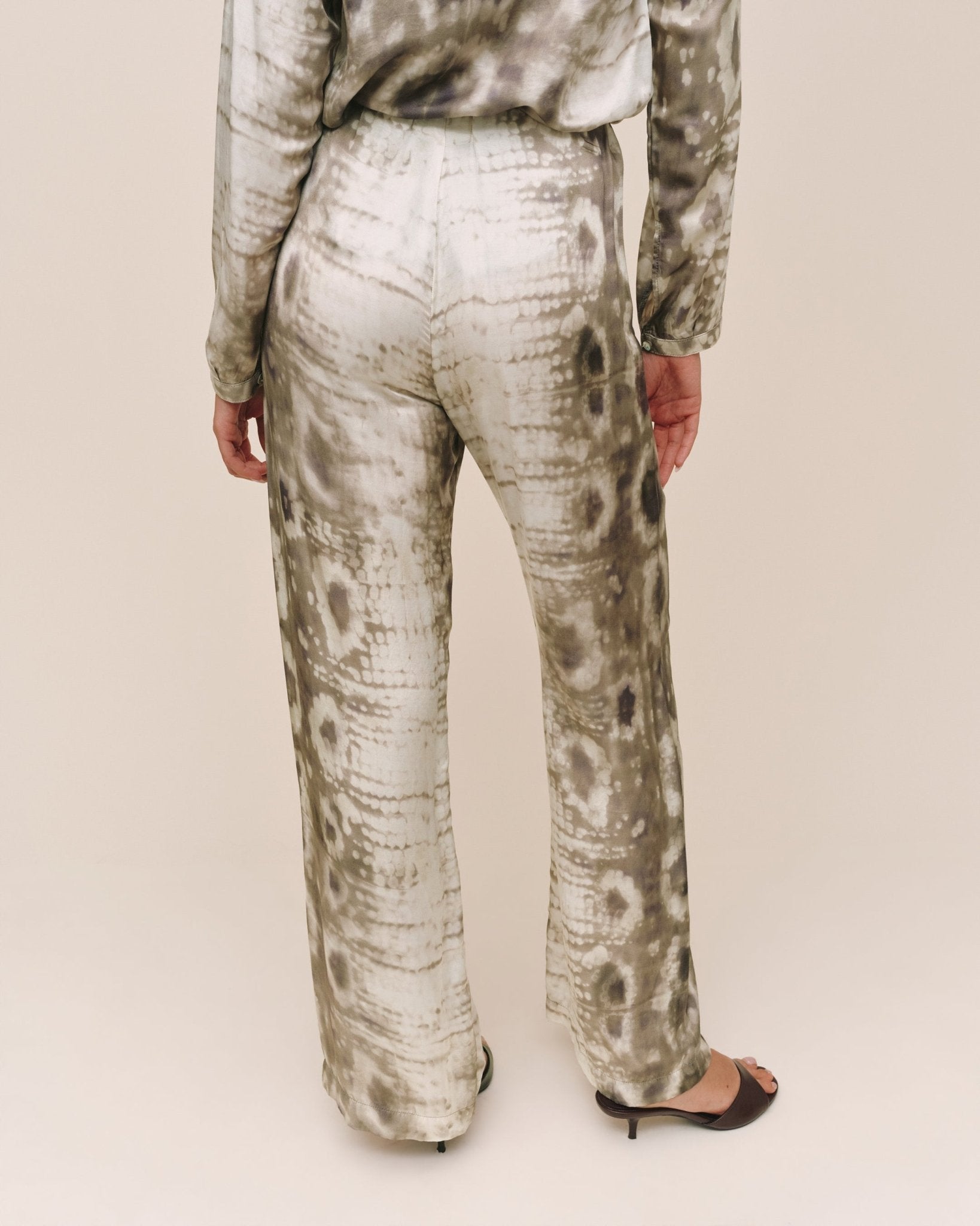 Bella Dahl No Side Seam Clean Waist Wide Leg - Sage Snake Print