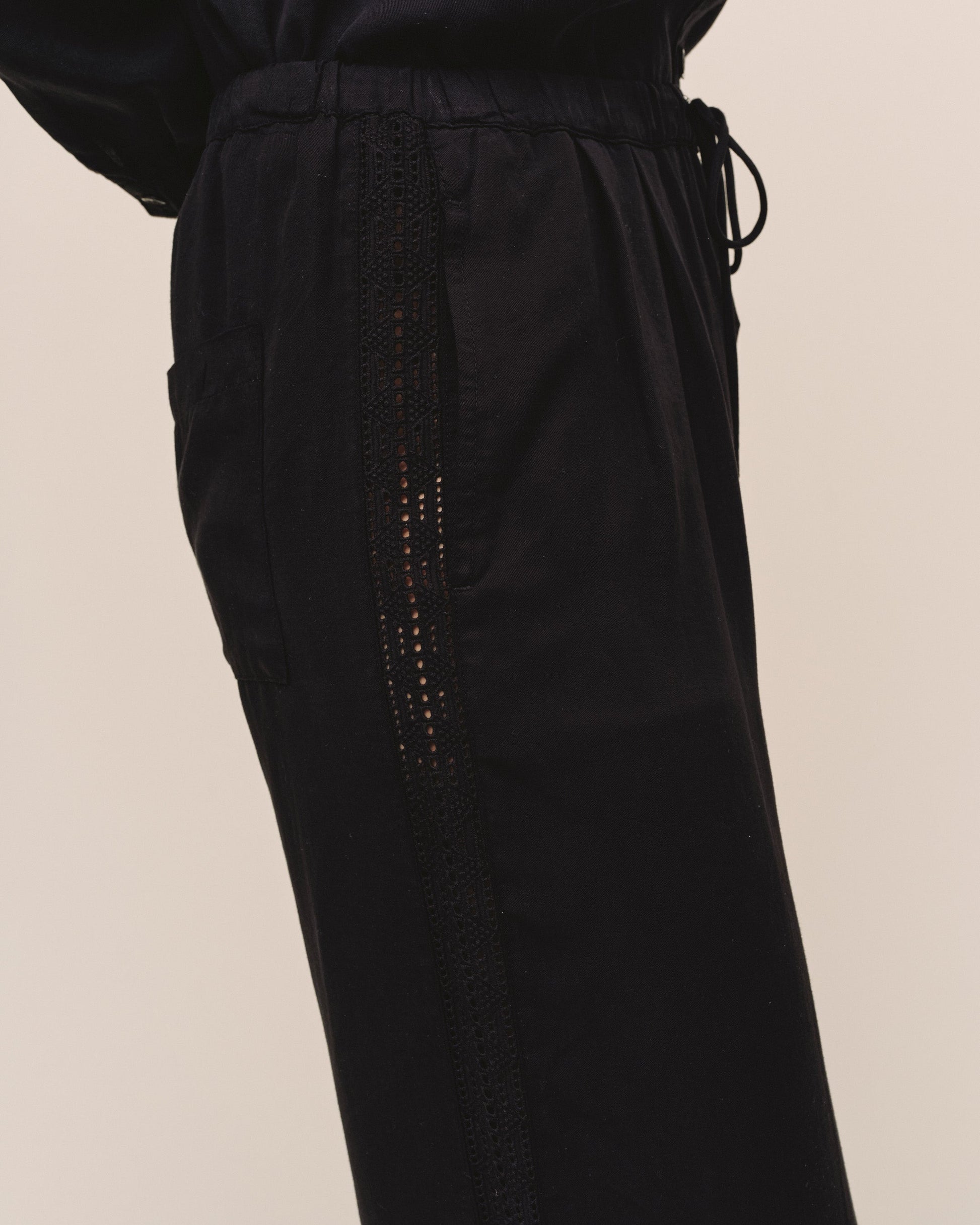 Bella Dahl Side Seam Trim Pant - Black
