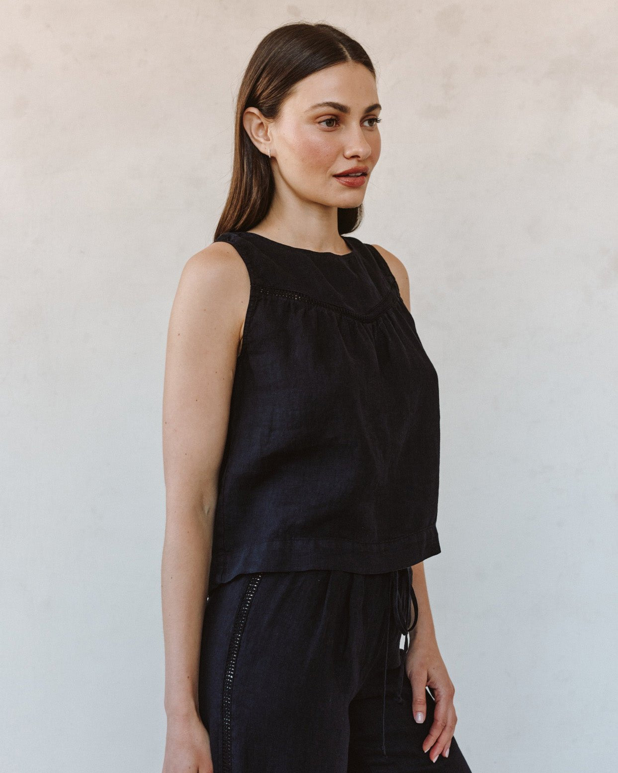 Bella Dahl Sleeveless Trimmed Yoke Seam Top - Black