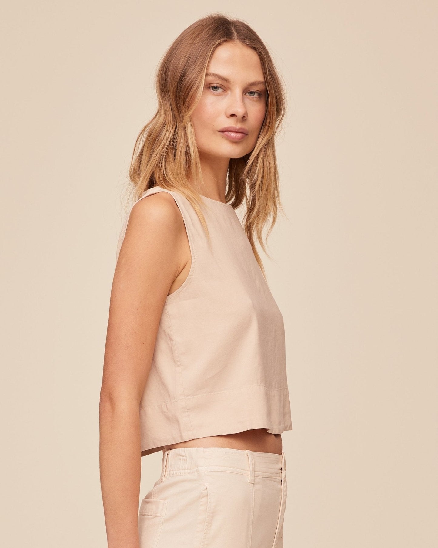 Bella Dahl Sleeveless Boat Neck Split Back - Linen Sand